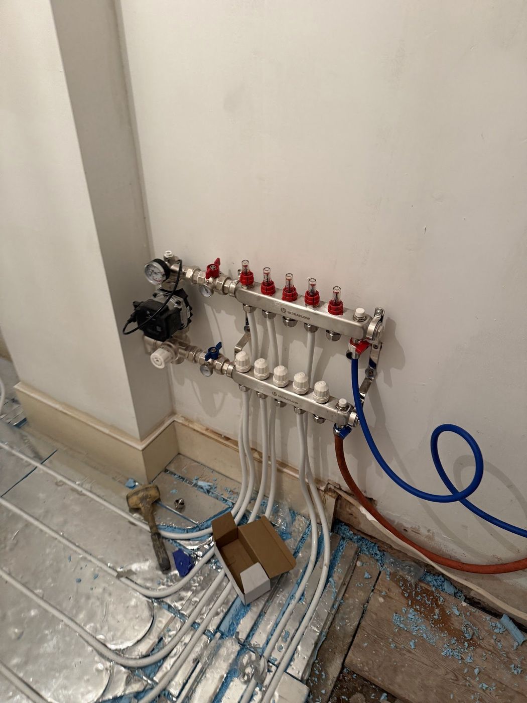 Underfloor heating manifold with flow meters